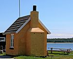 Ofen mit kleinem Haus, wohl eine ehemalige Fischräucherei