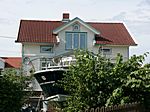 Auf der Insel Honö kommen Boote aus den Büschen